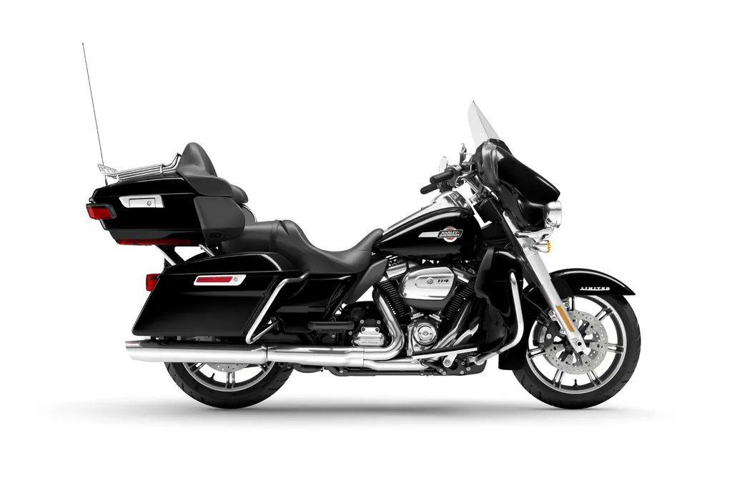 2023 Harley-Davidson Ultra Limited, Vivid Black, right side, studio shot, with the Tour-Pak and fairing lowers fitted
