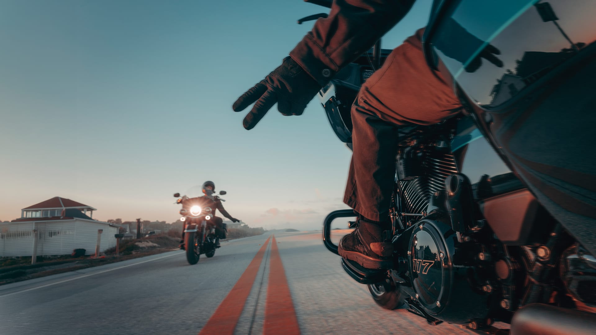 Un motard sur une Harley-Davidson sur les routes près de Grenoble