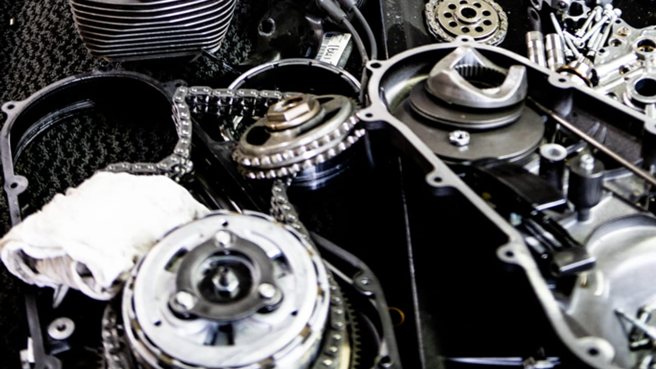 Un moteur Harley-Davidson démonté sur un établi lors d’une grande révision