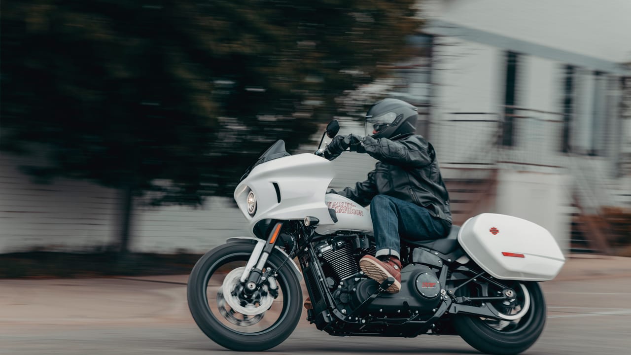 Un motard sur une Harley-Davidson sur la route dans le Sud-Ouest